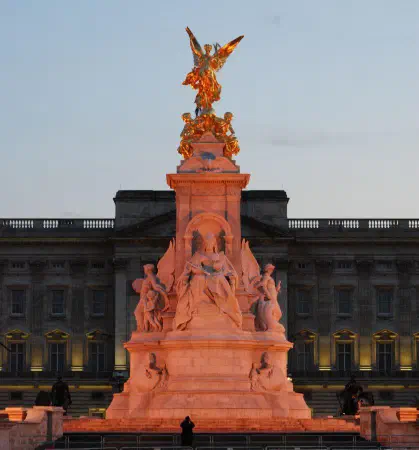 Victoria Memorial in front of the Buckingham Palace
