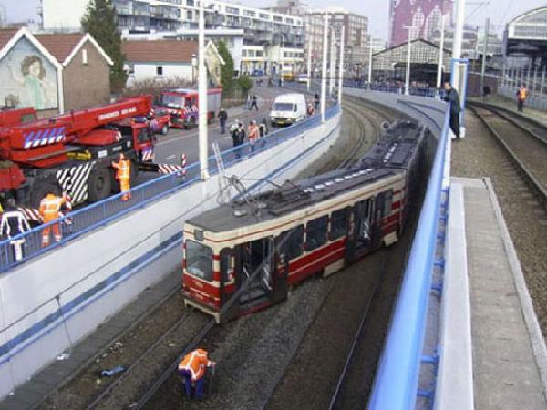 Tram ontspoort in Den Haag