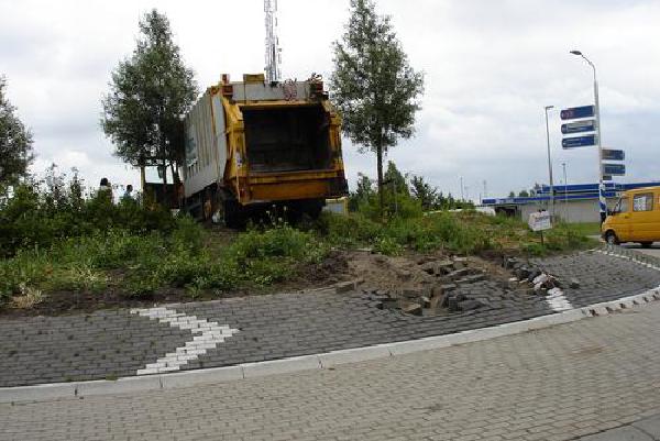 Vuilniswagen mist rotonde