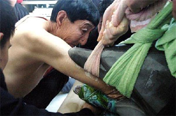 Langste man ter wereld redt dolfijnen