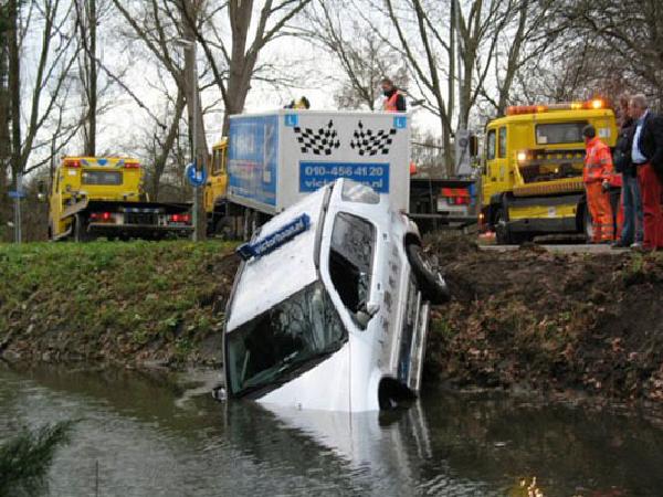 Lesauto rijdt de sloot in